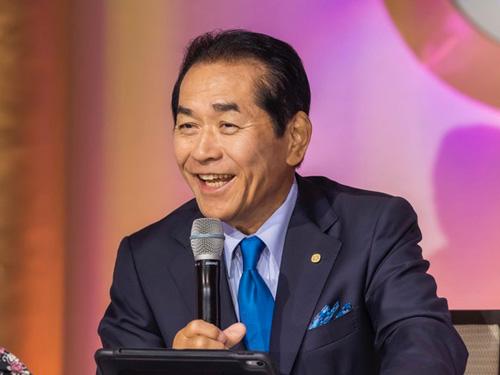 あいさつする桃園忠会長